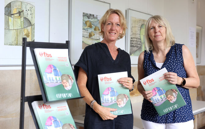 Carolin Burkert-Born und Jeanette Krug von der Familienbildungsstätte Waiblingen präsentieren das neue Programmheft.