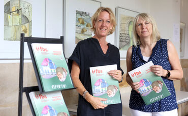 Carolin Burkert-Born und Jeanette Krug von der Familienbildungsstätte Waiblingen präsentieren das neue Programmheft.