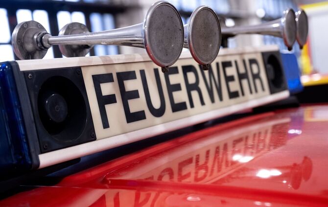 Die Feuerwehr rettete einen Arbeiter nach einem Sturz aus einer Kapelle. (Symbolbild)
