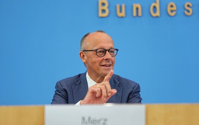 Merz ist gut aufgelegt bei seiner Sommerpressekonferenz.
