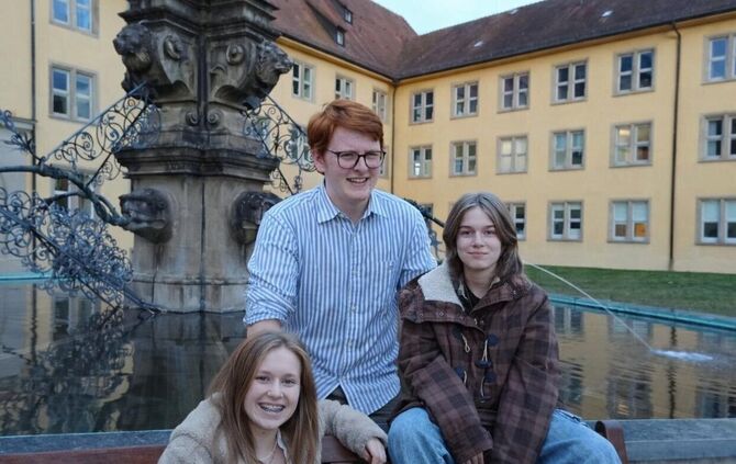 Die Band MKS-Youngsters spielt am Marktbrunnen. Das Foto entstand vor dem Schlossbrunnen.