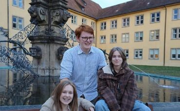 Die Band MKS-Youngsters spielt am Marktbrunnen. Das Foto entstand vor dem Schlossbrunnen.