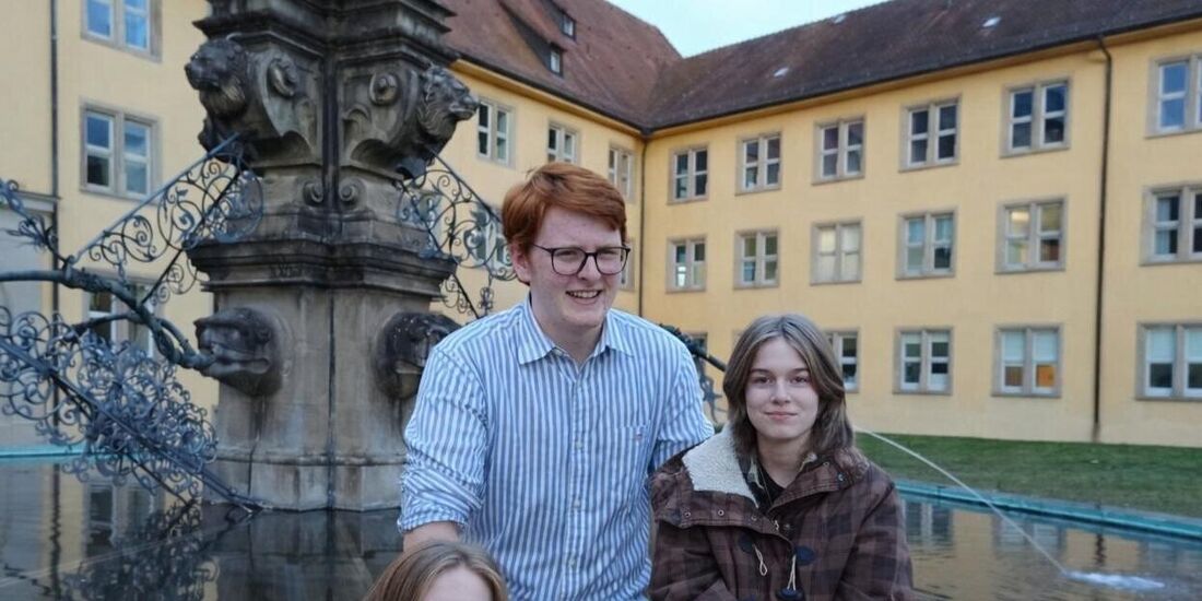 Die Band MKS-Youngsters spielt am Marktbrunnen. Das Foto entstand vor dem Schlossbrunnen.