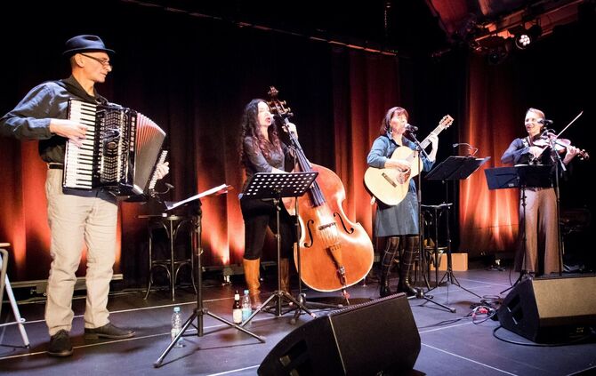 Die Maslband spielt Balkan-Musik mit Akkordeon, Kontrabass, Gitarre und Geige.