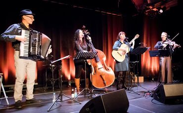 Die Maslband spielt Balkan-Musik mit Akkordeon, Kontrabass, Gitarre und Geige.