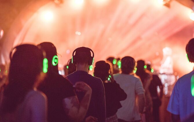 Besucher tanzen mit Kopfhörern bei der "Silent Disco Open Air Edition" im Kulturhaus Schwanen.