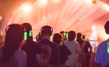 Besucher tanzen mit Kopfhörern bei der "Silent Disco Open Air Edition" im Kulturhaus Schwanen.