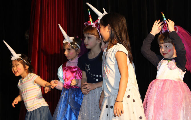 Kinder mit Einhorn-Kostümen bei einer Aufführung im Ferientheaterkurs des Galli Theaters Backnang.