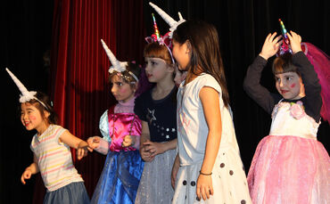 Kinder mit Einhorn-Kostümen bei einer Aufführung im Ferientheaterkurs des Galli Theaters Backnang.