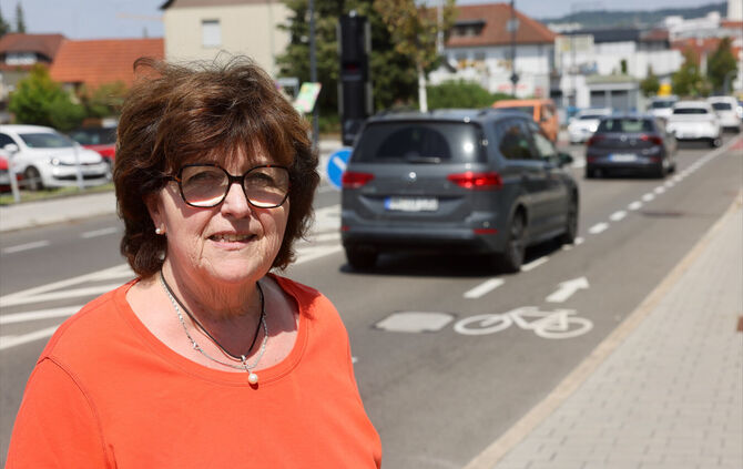Margit Seiz an der Waiblinger Straße - ein klappernder Schachtdeckel bringt sie um den Schlaf.