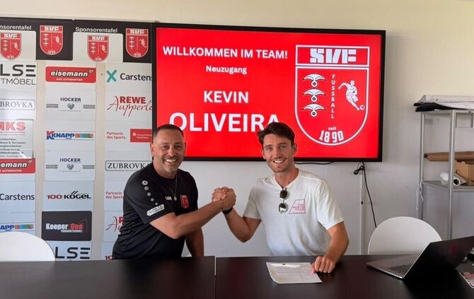 Der SV Fellbach ist die erste Station in Deutschland für Kevin Oliveira (rechts, neben Sportdirektor Theo Fringelis).