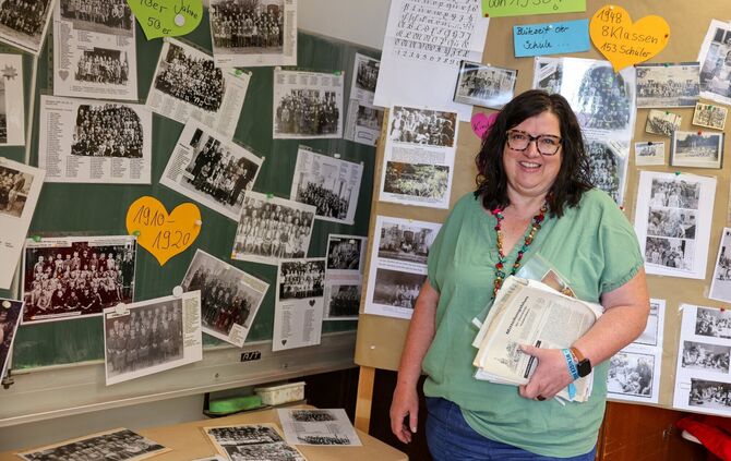 Schulleiterin Dagmar Hänger im Ausstellungsraum, den das Team der Grundschule Hellershof fürs Schuljubiläum auf die Beine gestel