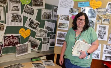 Schulleiterin Dagmar Hänger im Ausstellungsraum, den das Team der Grundschule Hellershof fürs Schuljubiläum auf die Beine gestel