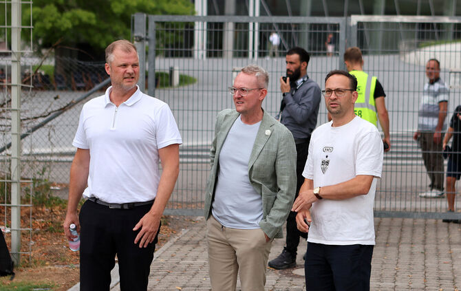 Sportvorstand Fabian Wohlgemuth (links) hat ein Auge auf Dzenan Pejcinovic geworfen (neben CEO Alexander Wehrle und Kommunikatio
