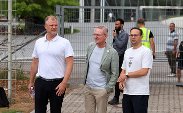 Sportvorstand Fabian Wohlgemuth (links) hat ein Auge auf Dzenan Pejcinovic geworfen (neben CEO Alexander Wehrle und Kommunikatio