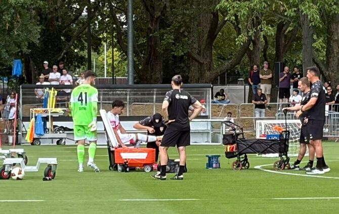 Laurin Ulrich muss beim Trainingsauftakt am Sprunggelenk behandelt werden.