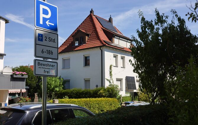Die Schilder, die auf die neuen Regeln hinweise, sind da. Aber offiziell ist das Bewohnerparken im Quartier um die Emil-Münz-Str