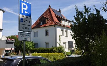 Die Schilder, die auf die neuen Regeln hinweise, sind da. Aber offiziell ist das Bewohnerparken im Quartier um die Emil-Münz-Str