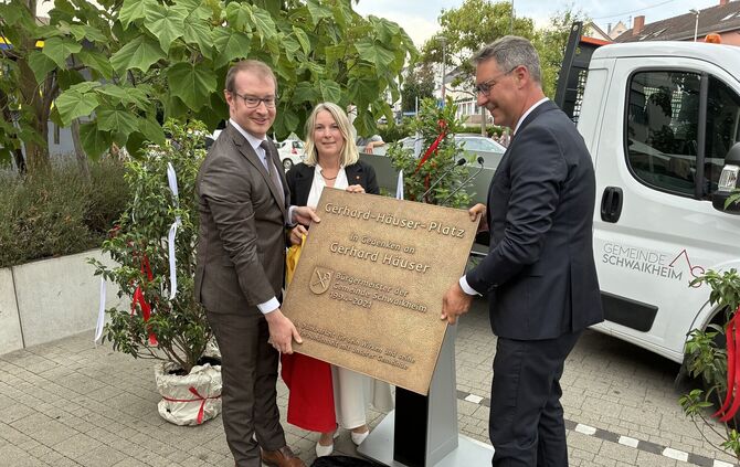 Der Backnanger OB Maximilian Friedrich (l.), die Schwaikheimer Bürgermeisterin Astrid Loff und Landrat Richard Sigel enthüllen d