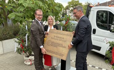 Der Backnanger OB Maximilian Friedrich (l.), die Schwaikheimer Bürgermeisterin Astrid Loff und Landrat Richard Sigel enthüllen d