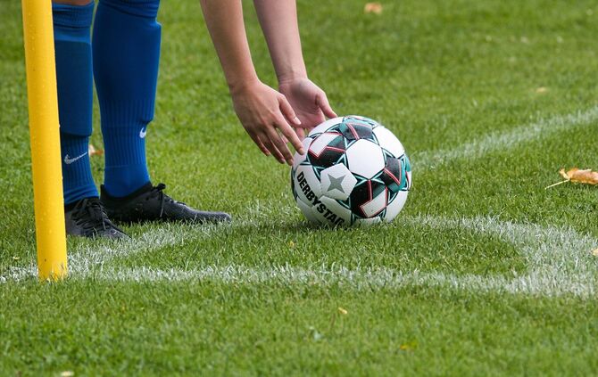 Schwule Männer werden im Fußball immer noch angefeindet – das darf nicht sein (Symbolbild).