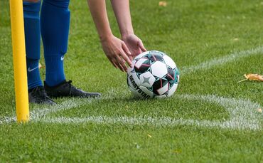 Schwule Männer werden im Fußball immer noch angefeindet – das darf nicht sein (Symbolbild).