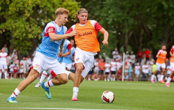 Die VfB-Profis Finn Jeltsch (links) und Tim van der Leij kämpfen beim Trainingsauftakt um den Ball.
