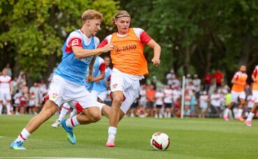 Die VfB-Profis Finn Jeltsch (links) und Tim van der Leij kämpfen beim Trainingsauftakt um den Ball.