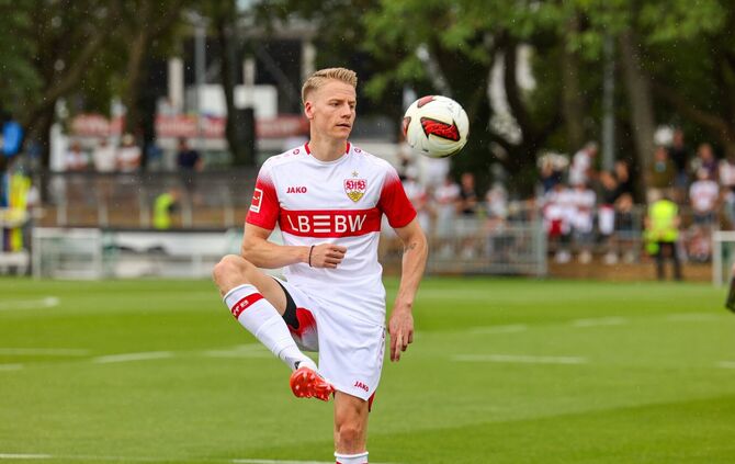 Chris Führich jongliert mit dem Ball.