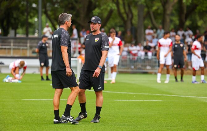 Trainer Sebastian Hoeneß und Athletiktrainer Martin Franz im Gespräch.