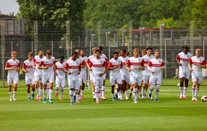 Die Profis des VfB Stuttgart laufen sich beim Trainingsauftakt warm.