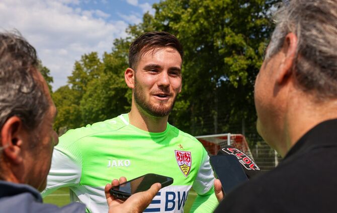 Keeper Dennis Seimen stand nach dem Training für ein Pressegespräch parat.