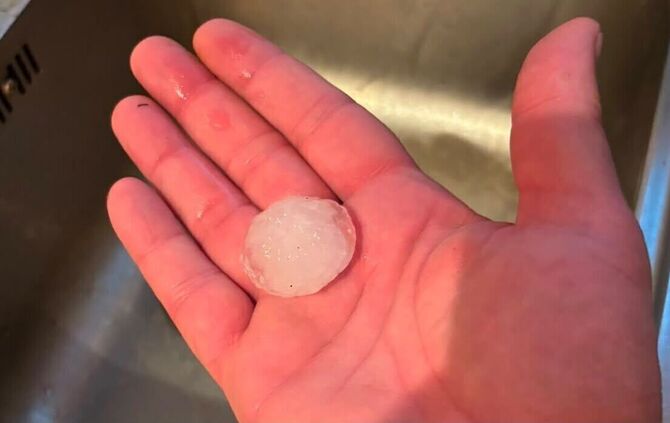 Auch größere Hagelkörner fielen während der schweren Gewitter im Rems-Murr-Kreis.