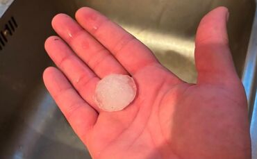 Auch größere Hagelkörner fielen während der schweren Gewitter im Rems-Murr-Kreis.