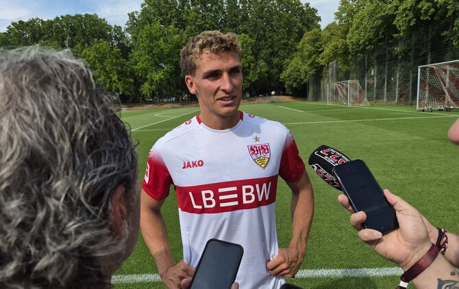 VfB-Neuzugang Grischa Prömel im Gespräch mit den Medienvertretern.