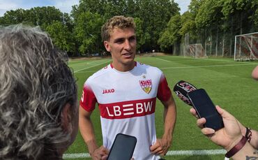 VfB-Neuzugang Grischa Prömel im Gespräch mit den Medienvertretern.