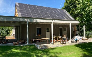 Neuer Rasen, neue Vertäfelung, Solarpaneele: Seit dem Richtfest hat sich beim neuen CVJM-Heim einiges getan.