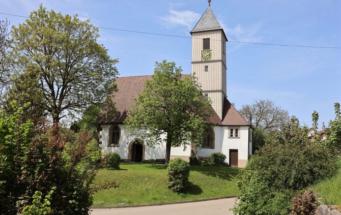 Die Sankt-Barbara-Kirche liegt auf einem Hügel mitten in Rienharz.