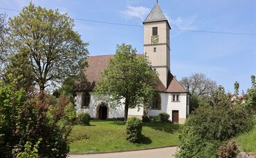 Die Sankt-Barbara-Kirche liegt auf einem Hügel mitten in Rienharz.