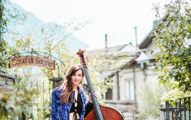 Bassistin Loreen Sima tritt mit ihrem Trio beim Jazz im Ochsengarten in Unterweissach auf.