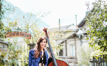 Bassistin Loreen Sima tritt mit ihrem Trio beim Jazz im Ochsengarten in Unterweissach auf.