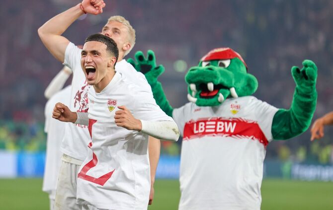 VfB-Profi Bilal El Khannouss jubelt nach dem DFB-Pokal-Finaleinzug gegen den SC Freiburg.