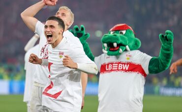VfB-Profi Bilal El Khannouss jubelt nach dem DFB-Pokal-Finaleinzug gegen den SC Freiburg.
