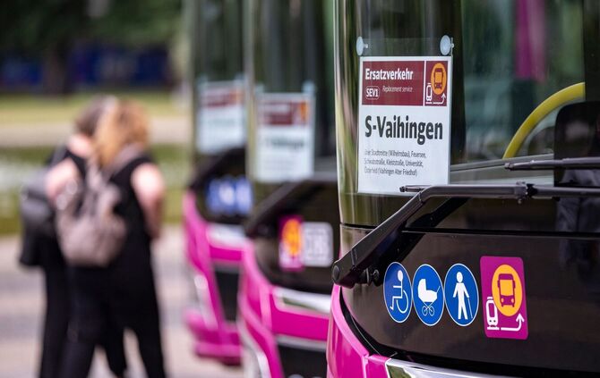 Bahn stellt Pläne für einen Schienenersatzverkehr vor.