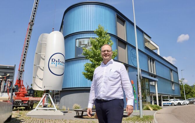 Die Wind-Turbine der Firma Riker wird nun endlich aufs blaue Haus montiert.