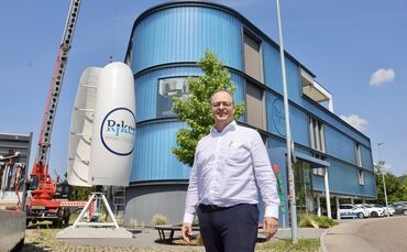 Die Wind-Turbine der Firma Riker wird nun endlich aufs blaue Haus montiert.