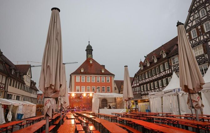 Eine halbe Stunde vor Eröffnung ist's noch ziemlich nass auf der SchoWo. Reißt der Himmel auf bis 18 Uhr?