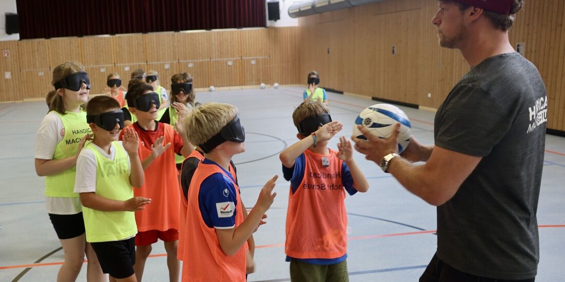 Benjamin Zoll, der schon Co- und Athletiktrainer der Blindenfußball-Nationalmannschaft war, führt an die Sportart heran.