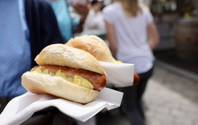 Typsisch SchoWo: Rote im Brötchen mit einer dicken Spur Senf.
