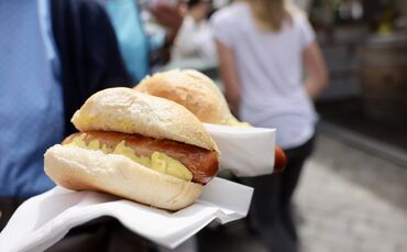 Typsisch SchoWo: Rote im Brötchen mit einer dicken Spur Senf.